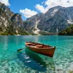 Dimentica le spiagge affollate: scopri il lago più spettacolare delle Alpi a 2 ore da Milano (Lago di Braies)