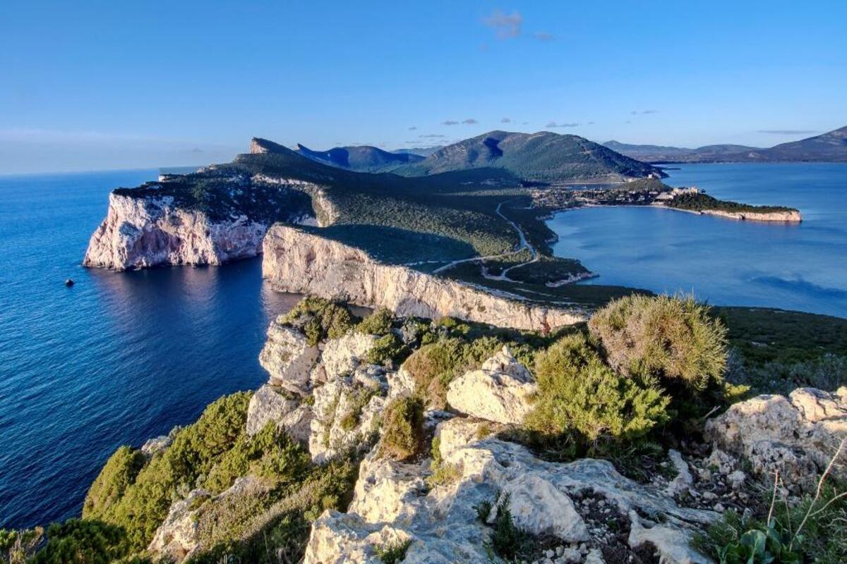 La “Riviera del Corallo” è ancora più bella senza la folla estiva 