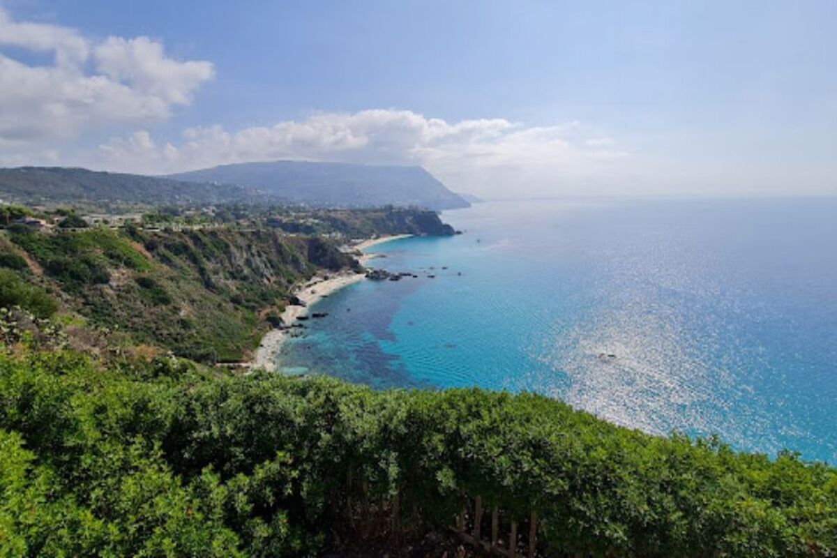 La “Costa degli Dei” è un susseguirsi di falesie e spiagge paradisiache 